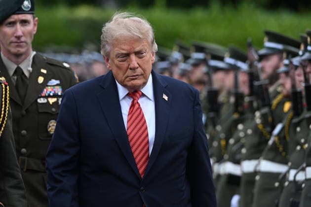 U.S. President Trump in Dublin DUBLIN, IRELAND - SEPTEMBER 12: U.S. President Donald Trump, accompanied by an Irish military officer, walks past rows of standing troops while inspecting the Irish Army Guard of Honor on the front lawns of Aras an Uachtarain on September 12, 2026, in Dublin, Ireland. Artur Widak Anadolu Dublin Ireland. Editorial use only. Please get in touch for any other usage.  Copyright: x2026xAnadoluxArturxWidakx