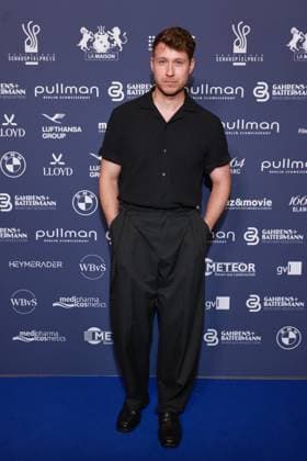 Deutscher Schauspielpreis 2026 Sebastiano Schweitzer Roter Teppich zu 15 Jahre Deutscher Schauspielpreis und 20 Jahre BFFS, Pullman Berlin Schweizerhof, Datum: 11.09.2026 Copyright: xEventpress Kratschx