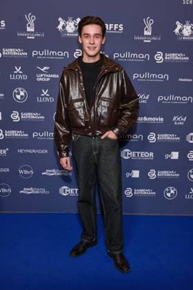 Deutscher Schauspielpreis 2026 Mike Leon Lichtenberg Roter Teppich zu 15 Jahre Deutscher Schauspielpreis und 20 Jahre BFFS, Pullman Berlin Schweizerhof, Datum: 11.09.2026 Copyright: xEventpress Kratschx