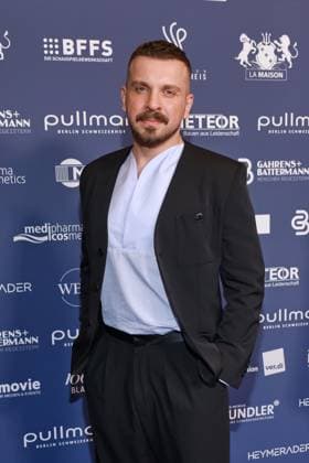 Deutscher Schauspielpreis 2026 Edin Hasanovic Roter Teppich zu 15 Jahre Deutscher Schauspielpreis und 20 Jahre BFFS, Pullman Berlin Schweizerhof, Datum: 11.09.2026 Copyright: xEventpress Kratschx