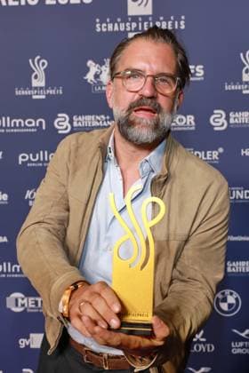 Deutscher Schauspielpreis 2026 Rick Ostermann stellvertretend für Preisträger Armin Rohde 15 Jahre Deutscher Schauspielpreis und 20 Jahre BFFS, Pullman Berlin Schweizerhof, Datum: 11.09.2026 Copyright: xEventpress Kratschx