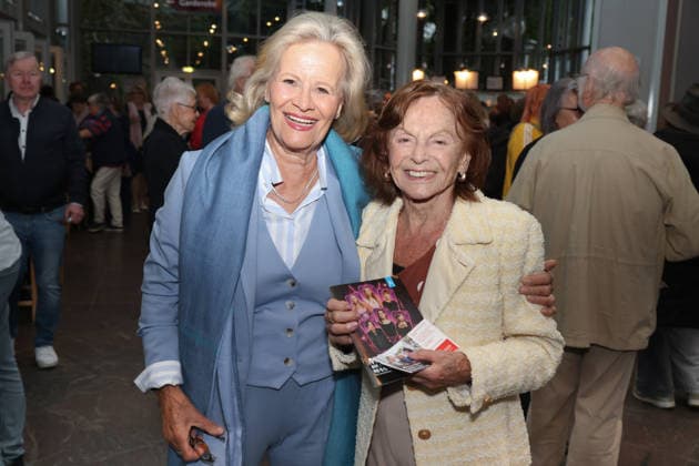Claudia Rieschel mit Iris Roy (Mutter von Angela Roy) bei der Premiere der musikalischen Komödie Männerbeschaffungsmassnahmen in der Komödie Winterhuder Fährhaus Hamburg , vier Frauen finden in einem gemeinsamen Seminar zu ihren Hoffnungen und Gefühlen zurück, ein Theaterstück voller Musik mit vielen Hits und Evergreens, Premiere und Premierenfeier am 11.9.2026