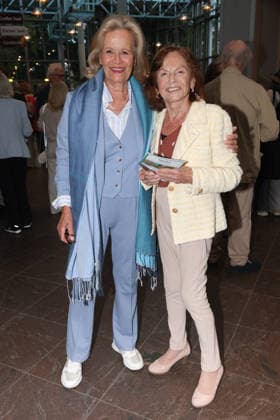 Claudia Rieschel mit Iris Roy (Mutter von Angela Roy) bei der Premiere der musikalischen Komödie Männerbeschaffungsmassnahmen in der Komödie Winterhuder Fährhaus Hamburg , vier Frauen finden in einem gemeinsamen Seminar zu ihren Hoffnungen und Gefühlen zurück, ein Theaterstück voller Musik mit vielen Hits und Evergreens, Premiere und Premierenfeier am 11.9.2026
