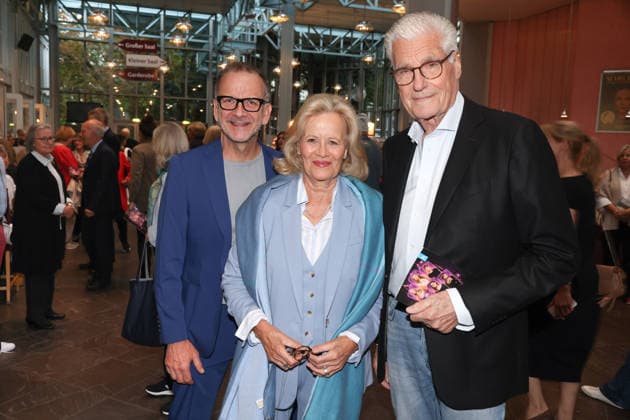 Theaterleiter Dieter Powitz, Claudia Rieschel und Sky du Mont bei der Premiere der musikalischen Komödie Männerbeschaffungsmassnahmen in der Komödie Winterhuder Fährhaus Hamburg , vier Frauen finden in einem gemeinsamen Seminar zu ihren Hoffnungen und Gefühlen zurück, ein Theaterstück voller Musik mit vielen Hits und Evergreens, Premiere und Premierenfeier am 11.9.2026
