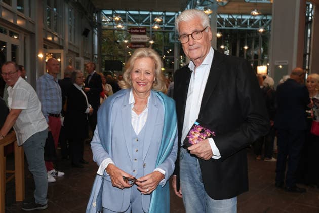 Claudia Rieschel und Sky du Mont bei der Premiere der musikalischen Komödie Männerbeschaffungsmassnahmen in der Komödie Winterhuder Fährhaus Hamburg , vier Frauen finden in einem gemeinsamen Seminar zu ihren Hoffnungen und Gefühlen zurück, ein Theaterstück voller Musik mit vielen Hits und Evergreens, Premiere und Premierenfeier am 11.9.2026