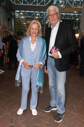 Claudia Rieschel und Sky du Mont bei der Premiere der musikalischen Komödie Männerbeschaffungsmassnahmen in der Komödie Winterhuder Fährhaus Hamburg , vier Frauen finden in einem gemeinsamen Seminar zu ihren Hoffnungen und Gefühlen zurück, ein Theaterstück voller Musik mit vielen Hits und Evergreens, Premiere und Premierenfeier am 11.9.2026