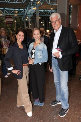 Souzan Alavi, Ilka Groenewold und Sky du Mont bei der Premiere der musikalischen Komödie Männerbeschaffungsmassnahmen in der Komödie Winterhuder Fährhaus Hamburg , vier Frauen finden in einem gemeinsamen Seminar zu ihren Hoffnungen und Gefühlen zurück, ein Theaterstück voller Musik mit vielen Hits und Evergreens, Premiere und Premierenfeier am 11.9.2026