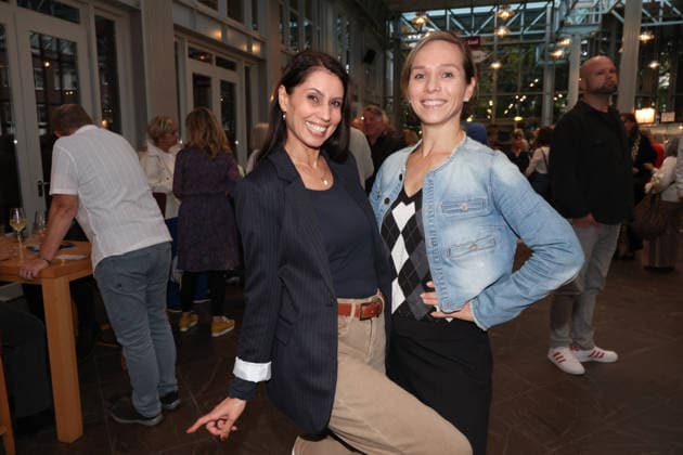 Souzan Alavi und Ilka Groenewold bei der Premiere der musikalischen Komödie Männerbeschaffungsmassnahmen in der Komödie Winterhuder Fährhaus Hamburg , vier Frauen finden in einem gemeinsamen Seminar zu ihren Hoffnungen und Gefühlen zurück, ein Theaterstück voller Musik mit vielen Hits und Evergreens, Premiere und Premierenfeier am 11.9.2026