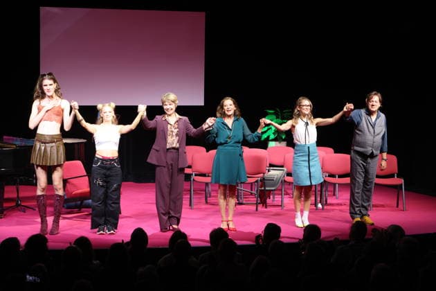 Jasper Middendorf, Julia Lindholm, Antje Rietz, Angela Roy, Linda Hesse und Dietmar Loeffler bei der Premiere der musikalischen Komödie Männerbeschaffungsmassnahmen in der Komödie Winterhuder Fährhaus Hamburg , vier Frauen finden in einem gemeinsamen Seminar zu ihren Hoffnungen und Gefühlen zurück, ein Theaterstück voller Musik mit vielen Hits und Evergreens, Premiere und Premierenfeier am 11.9.2026