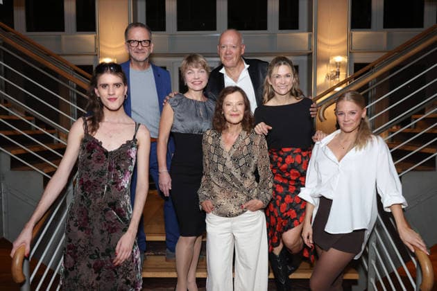 v.l. Jasper Middendorf, Theaterleiter Dieter Powitz, Antje Rietz, Angela Roy, Dietmar Loeffler, Linda Hesse und Julia Lindholm bei der Premierenfeier der musikalischen Komödie Männerbeschaffungsmassnahmen in der Komödie Winterhuder Fährhaus Hamburg , vier Frauen finden in einem gemeinsamen Seminar zu ihren Hoffnungen und Gefühlen zurück, ein Theaterstück voller Musik mit vielen Hits und Evergreens, Premiere und Premierenfeier am 11.9.2026