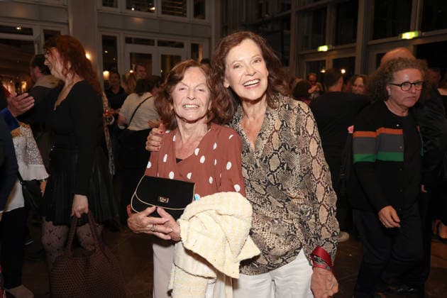 Angela Roy mit ihrer 97jährigen Mutter Iris bei der Premierenfeier der musikalischen Komödie Männerbeschaffungsmassnahmen in der Komödie Winterhuder Fährhaus Hamburg , vier Frauen finden in einem gemeinsamen Seminar zu ihren Hoffnungen und Gefühlen zurück, ein Theaterstück voller Musik mit vielen Hits und Evergreens, Premiere und Premierenfeier am 11.9.2026