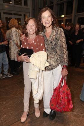 Angela Roy mit ihrer 97jährigen Mutter Iris bei der Premierenfeier der musikalischen Komödie Männerbeschaffungsmassnahmen in der Komödie Winterhuder Fährhaus Hamburg , vier Frauen finden in einem gemeinsamen Seminar zu ihren Hoffnungen und Gefühlen zurück, ein Theaterstück voller Musik mit vielen Hits und Evergreens, Premiere und Premierenfeier am 11.9.2026