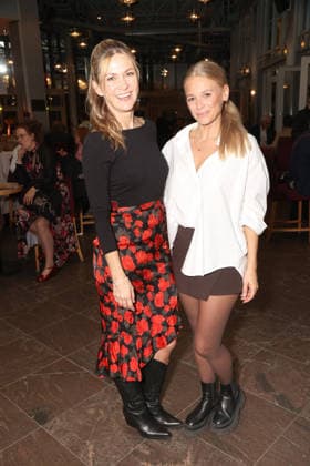 Die beiden Schlagerstars stehen gemeinsam auf der Theaterbühne: Linda Hesse und Julia Lindholm bei der Premierenfeier der musikalischen Komödie Männerbeschaffungsmassnahmen in der Komödie Winterhuder Fährhaus Hamburg , vier Frauen finden in einem gemeinsamen Seminar zu ihren Hoffnungen und Gefühlen zurück, ein Theaterstück voller Musik mit vielen Hits und Evergreens, Premiere und Premierenfeier am 11.9.2026