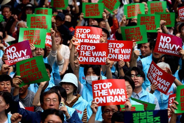 koreans protest Hormuz troop deployment in Seoul, South Korea South Koreans hold signs and shout slogans during a rally opposing the government s discussion of sending troops to the Strait of Hormuz, in Seoul, South Korea, on September 12, 2026. Seoul South Korea  Copyright: xMatrixxImages JungxUi-Chelx