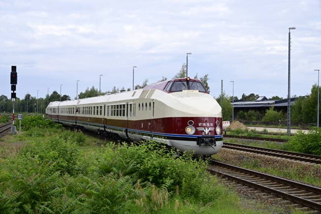 Der legendäre Schnelltriebwagen SVT Görlitz (VT 18.16) kehrt am heutigen 12. September 2026 im Rahmen von Sonderfahrten nach Görlitz zurück genau in seine Geburtsstadt, in der er einst beim VEB Waggonbau Görlitz entwickelt wurde. Der Förderverein VT 18.16 e.V. als Partner der SVT Görlitz gGmbH veranstaltet am 12. September den Sonderzug Elbe-Neiße-Kurier mit dem historischen Dieselschnelltriebwagen VT 18.16, hier im Bahnhof Görlitz. Görlitz, 12.09.2026 Copyright: xMatthiasxWehnertx