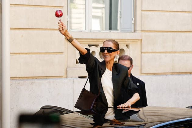 Celine Dion greets her fans as she leaves her hotel before heading to the Plenitude Arena, where she will kick off her Paris concert series on September 12, 2026. Cyril Moreau, Bestimage. Celine Dion greets her fans upon leaving her hotel before heading to the Plenitude Arena, where she will begin her Paris concert series on September 12, 2026, Paris, France  Copyright: xCyrilxMoreaux xBrunoxBebertx xBestimagexCyrilxMoreaux xBrunoxBebertx xBestimagex
