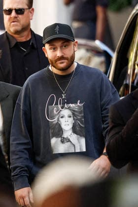 Celine Dion greets her fans as she leaves her hotel before heading to the Plenitude Arena, where she will kick off her Paris concert series on September 12, 2026. Her son, René Charles, is wearing a T-shirt featuring his mother’s image. Cyril Moreau, Bestimage. Celine Dion greets her fans as leaving her hotel before heading to the Plenitude Arena, where she will begin her Paris concert series on September 12, 2026, in Paris, France  Copyright: xCyrilxMoreaux xBrunoxBebertx xBestimagexCyrilxMoreaux xBrunoxBebertx xBestimagex