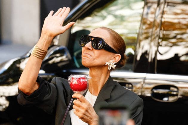 Celine Dion greets her fans as she leaves her hotel before heading to the Plenitude Arena, where she will kick off her Paris concert series on September 12, 2026. Cyril Moreau, Bestimage. Celine Dion greets her fans upon leaving her hotel before heading to the Plenitude Arena, where she will begin her Paris concert series on September 12, 2026, Paris, France  Copyright: xCyrilxMoreaux xBrunoxBebertx xBestimagexCyrilxMoreaux xBrunoxBebertx xBestimagex