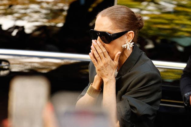 Celine Dion greets her fans as she leaves her hotel before heading to the Plenitude Arena, where she will kick off her Paris concert series on September 12, 2026. Cyril Moreau, Bestimage. Celine Dion greets her fans upon leaving her hotel before heading to the Plenitude Arena, where she will begin her Paris concert series on September 12, 2026, Paris, France  Copyright: xCyrilxMoreaux xBrunoxBebertx xBestimagexCyrilxMoreaux xBrunoxBebertx xBestimagex