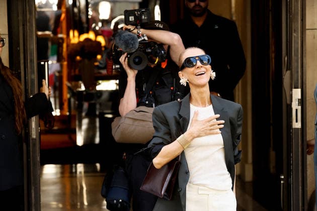 Celine Dion greets her fans as she leaves her hotel before heading to the Plenitude Arena, where she will kick off her Paris concert series on September 12, 2026. Cyril Moreau, Bestimage. Celine Dion greets her fans upon leaving her hotel before heading to the Plenitude Arena, where she will begin her Paris concert series on September 12, 2026, Paris, France  Copyright: xCyrilxMoreaux xBrunoxBebertx xBestimagexCyrilxMoreaux xBrunoxBebertx xBestimagex