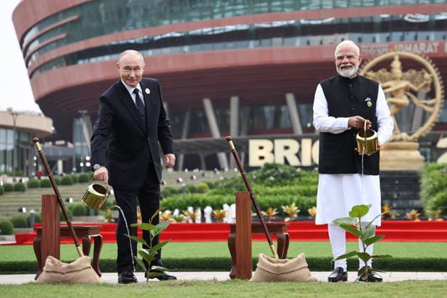News Bilder des Tages INDIA, NEW DELHI - SEPTEMBER 12, 2026: Russia s President Vladimir Putin (L) and India s Prime Minister Narendra Modi take part in a tree-planting ceremony as part of the 18th BRICS Summit. Alexander Kazakov Russian Presidential Press and Information Office TASS  97582728