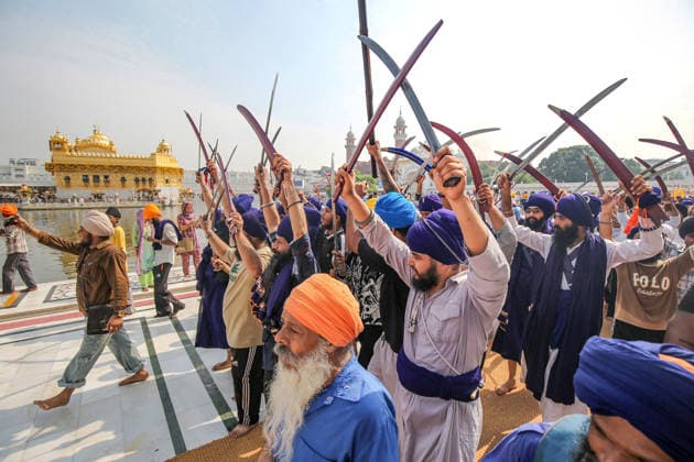 News Bilder des Tages Guru Granth Sahib s 422nd First Parkash Purab celebrations Amritsar, Sep 12 (ANI): Sikh devotees hold religious swords aloft in a religious procession at the Golden Temple during the Guru Granth Sahib s 422nd First Parkash Purab celebrations, in Amritsar on Saturday. Amritsar Punjab India Copyright: xANIx ANI_20260912170