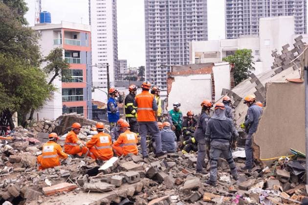 News Bilder des Tages RECORD DATE NOT STATED Desabamento no Bairro Penha - Sao Paulo SP SAO PAULO, SP, Sept. 12, 2026, COLLAPSE-PENHA-SP Fire Department and Civil Defense teams are working at the site of a collapse that occurred early this Saturday in the Penha neighborhood, in Sao Paulo s East Zone. Part of a structure under construction collapsed onto a home in the area. Rescue teams are searching through the rubble, while the area remains cordoned off for the responders work. The accident took place during a period of heavy rain in the city of Sao Paulo (12). IMAGO Thiago Miyashiro Sao Paulo Brasil Copyright: xThiagoxMiyashirox