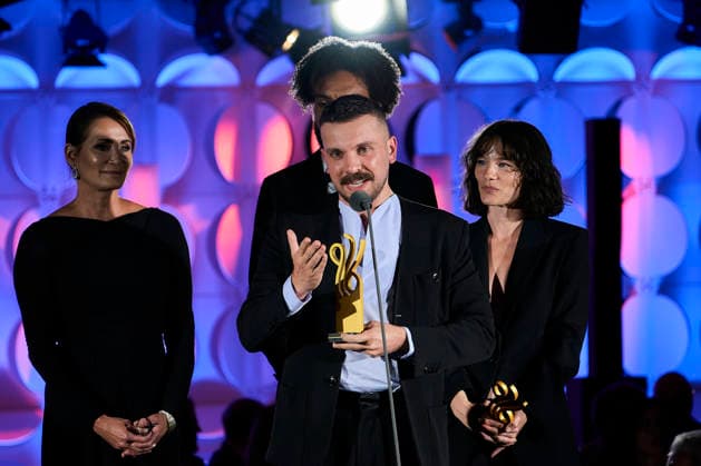 Deutscher Schauspielpreis 2026 Anja Kling und Lamin Leroy Gibba und Preisträgerin Valerie Pachner und Preisträger Edin Hasanovic Bühne Show 15 Jahre Deutscher Schauspielpreis und 20 Jahre BFFS, Pullman Berlin Schweizerhof, Datum: 11.09.2026 Copyright: xEventpressx