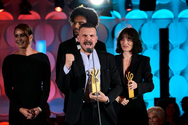 Deutscher Schauspielpreis 2026 Anja Kling und Lamin Leroy Gibba und Preisträgerin Valerie Pachner und Preisträger Edin Hasanovic Bühne Show 15 Jahre Deutscher Schauspielpreis und 20 Jahre BFFS, Pullman Berlin Schweizerhof, Datum: 11.09.2026 Copyright: xEventpressx