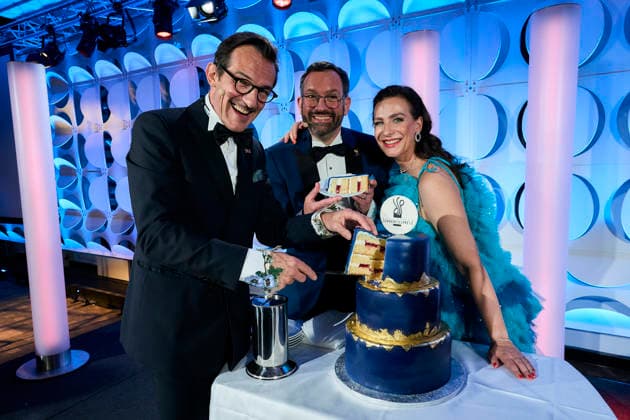 Deutscher Schauspielpreis 2026 Hans Werner Meyer, Nadine Heidenreich, Christian Senger Torte anschneiden Bühne Show 15 Jahre Deutscher Schauspielpreis und 20 Jahre BFFS, Pullman Berlin Schweizerhof, Datum: 11.09.2026 Copyright: xEventpressx
