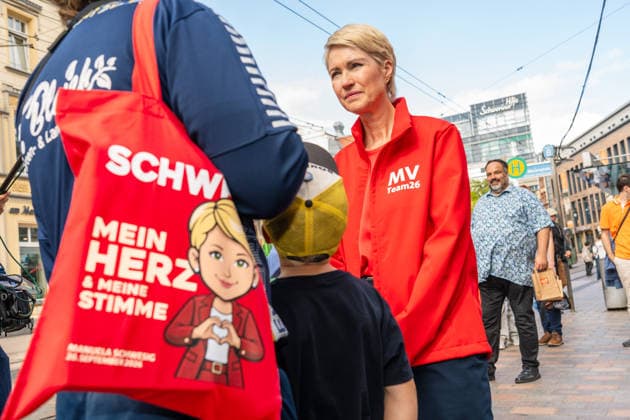 News Bilder des Tages Ministerpräsidentin Manuela Schwesig, SPD, am SPD-Wahlkampfstand auf dem Marienplatz, Landtagswahlen in Mecklenburg-Vorpommern, Schwerin, 12. September 2026 Deutschland, Schwerin, 12. September 2026, Ministerpräsidentin Manuela Schwesig, SPD, am SPD-Wahlkampfstand auf dem Marienplatz, hört einem Wähler zu, der eine SPD-Wahlkampftasche mit Schwesig-Porträt trägt,Landtagswahlen in Mecklenburg-Vorpommern am 20. September, Stadt, Wahlkampf, Politik,