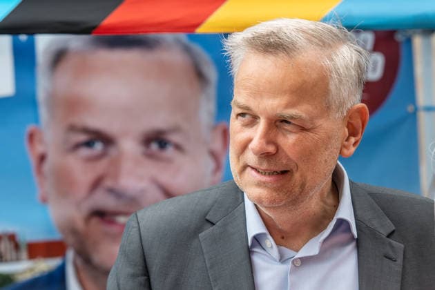 AfD Ministerpräsidentenkandidat Leif-Erik Holm am Wahlkampfstand seiner Partei am Marienplatz, Landtagswahlen in Mecklenburg-Vorpommern am 20. September, Schwerin, 12. September 2026 Deutschland, Schwerin, 12. September 2026, AfD Ministerpräsidentenkandidat Leif-Erik Holm am Wahlkampfstand seiner Partei am Marienplatz, Landtagswahlen in Mecklenburg-Vorpommern am 20. September, rechtsextrem, Wahlkampf, Politik,