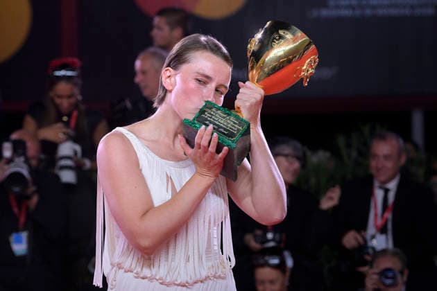 Closing Ceremony of the Venice International Film Festival Actress Laleh Marzban poses with the Volpi Cup for Best Actress for *Falling House* following the closing gala of the Venice International Film Festival on September 11, 2026, in Venice, Italy. The festival, the oldest in the world, celebrated its 83rd edition this year. The international jury, chaired by Maggie Gyllenhaal, awarded the Golden Lion for Best Film and the other official prizes: the Grand Jury Prize, the Silver Lion for Best Director, Volpi Cups for Best Actress and Best Actor, Best Screenplay Award, Special Jury Prize, and the Marcello Mastroianni Award for Young Performers. SEPTEMBER 12, 2026 VENICE FILM FESTIVAL FILM AWARDS ACTORS ACTRESSES DIRECTOR Venice, Italy Ve Copyright: xRoccoxSpazianix 7770387