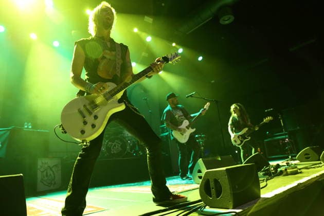 Ben Wells, Chris Robertson und Steve Jewell Jr., v.l., von der Band Black Stone Cherry bei einem Konzert im Huxleys Neue Welt in Berlin, 12. September 2026. Black Stone Cherry Konzert Berlin