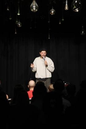 Abdul Kader Chahin : Programm Ehrenlos in Duisburg ** NUR FÜR REDAKTIONELLE ZWECKE ** EDITORIAL USE ONLY **<p>Der Comedian Abdul Kader Chahin auf Tour mit seinem neuen Programm Ehrenlos im Bora in Duisburg am Samstag, den 12. September 2026. Deutschland NRW Duisburg Copyright: KerstinxBögeholz