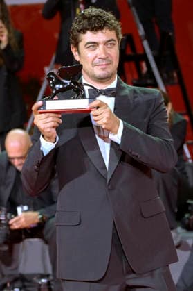 Riccarrdo Scamarcio mit dem Orizzonti Award für den besten Schauspieler in I figli della scimmia The Children of the Monkey beim Photocall mit den Preistägern der Biennale di Venezia 2026 83. Internationale Filmfestspiele von Venedig vor dem Palazzo del Cinema. Venedig, 12.09.2026