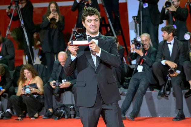 Riccarrdo Scamarcio mit dem Orizzonti Award für den besten Schauspieler in I figli della scimmia The Children of the Monkey beim Photocall mit den Preistägern der Biennale di Venezia 2026 83. Internationale Filmfestspiele von Venedig vor dem Palazzo del Cinema. Venedig, 12.09.2026