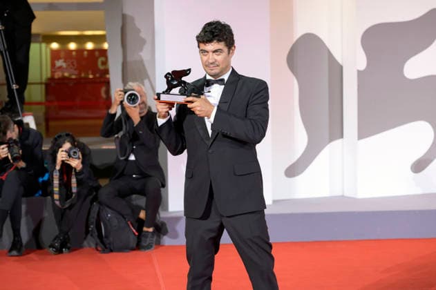 Riccarrdo Scamarcio mit dem Orizzonti Award für den besten Schauspieler in I figli della scimmia The Children of the Monkey beim Photocall mit den Preistägern der Biennale di Venezia 2026 83. Internationale Filmfestspiele von Venedig vor dem Palazzo del Cinema. Venedig, 12.09.2026