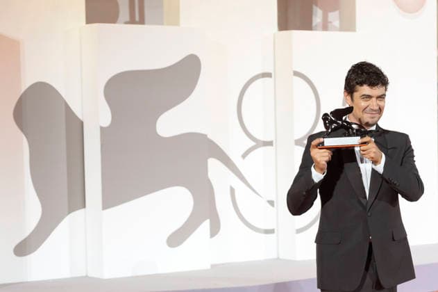 Riccarrdo Scamarcio mit dem Orizzonti Award für den besten Schauspieler in I figli della scimmia The Children of the Monkey beim Photocall mit den Preistägern der Biennale di Venezia 2026 83. Internationale Filmfestspiele von Venedig vor dem Palazzo del Cinema. Venedig, 12.09.2026