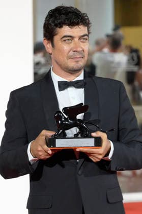 Riccarrdo Scamarcio mit dem Orizzonti Award für den besten Schauspieler in I figli della scimmia The Children of the Monkey beim Photocall mit den Preistägern der Biennale di Venezia 2026 83. Internationale Filmfestspiele von Venedig vor dem Palazzo del Cinema. Venedig, 12.09.2026