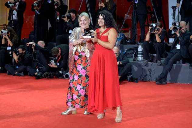 Ada Solomon und Alina Serban mit dem Armani Beauty Audience Award für Eu Contez I Matter beim Photocall mit den Preistägern der Biennale di Venezia 2026 83. Internationale Filmfestspiele von Venedig vor dem Palazzo del Cinema. Venedig, 12.09.2026