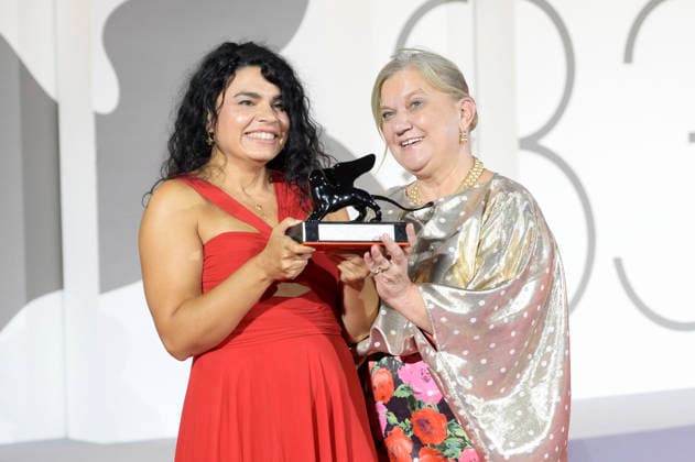 Alina Serban und Ada Solomon mit dem Armani Beauty Audience Award für Eu Contez I Matter beim Photocall mit den Preistägern der Biennale di Venezia 2026 83. Internationale Filmfestspiele von Venedig vor dem Palazzo del Cinema. Venedig, 12.09.2026
