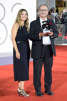 Gian Luca Farinelli mit Begleitung und dem Best Restored Film Award beim Photocall mit den Preistägern der Biennale di Venezia 2026 83. Internationale Filmfestspiele von Venedig vor dem Palazzo del Cinema. Venedig, 12.09.2026