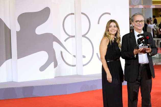 Gian Luca Farinelli mit Begleitung und dem Best Restored Film Award beim Photocall mit den Preistägern der Biennale di Venezia 2026 83. Internationale Filmfestspiele von Venedig vor dem Palazzo del Cinema. Venedig, 12.09.2026