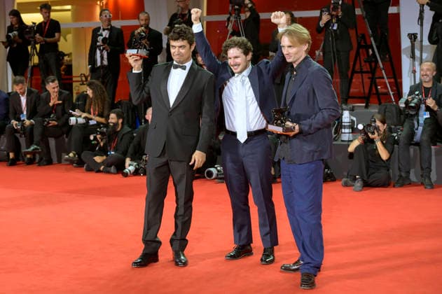 Riccardo Scamarcio, Tommaso Landucci und Damiano Femfert mit den Orizzonti Preisen für das beste Drehbuch und den besten Schauspieler in I figli della scimmia The Children of the Monkey beim Photocall mit den Preistägern der Biennale di Venezia 2026 83. Internationale Filmfestspiele von Venedig vor dem Palazzo del Cinema. Venedig, 12.09.2026