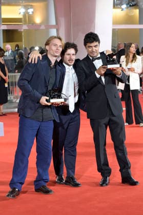 Damiano Femfert, Tommaso Landucci und Riccardo Scamarcio mit den Orizzonti Preisen für das beste Drehbuch und den besten Schauspieler in I figli della scimmia The Children of the Monkey beim Photocall mit den Preistägern der Biennale di Venezia 2026 83. Internationale Filmfestspiele von Venedig vor dem Palazzo del Cinema. Venedig, 12.09.2026