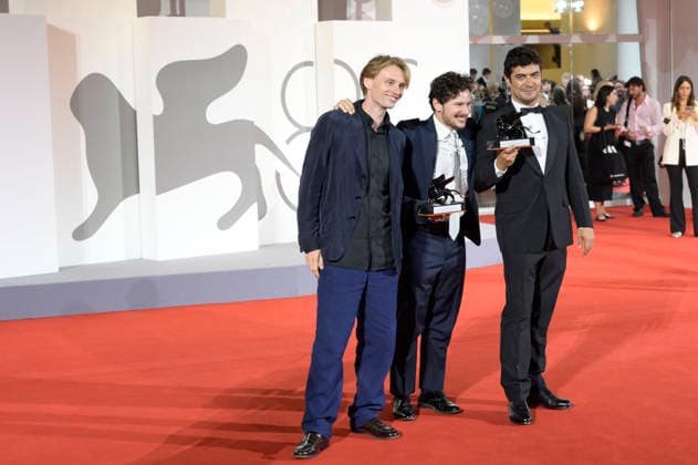 Damiano Femfert, Tommaso Landucci und Riccardo Scamarcio mit den Orizzonti Preisen für das beste Drehbuch und den besten Schauspieler in I figli della scimmia The Children of the Monkey beim Photocall mit den Preistägern der Biennale di Venezia 2026 83. Internationale Filmfestspiele von Venedig vor dem Palazzo del Cinema. Venedig, 12.09.2026