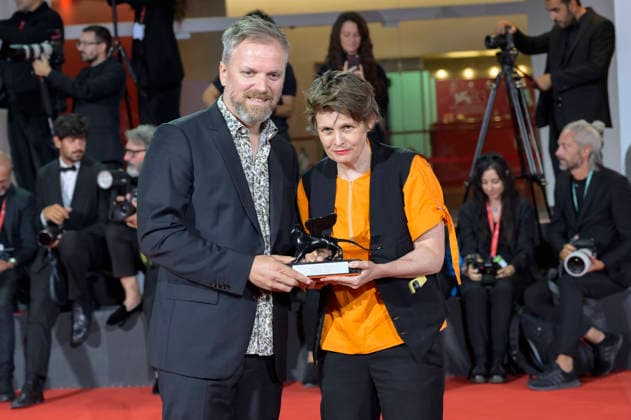 Raphael Balboni und Ann Sirot mit dem Orizzonto Award für den besten Film Un dÃ tour par Diane Diane in the Loop beim Photocall mit den Preistägern der Biennale di Venezia 2026 83. Internationale Filmfestspiele von Venedig vor dem Palazzo del Cinema. Venedig, 12.09.2026