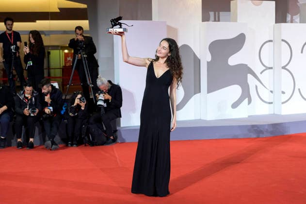 Shaden Safieddine Tazi mit dem den Orizzonti Preis für den besten Kurzfilm Quelques instants de bonheur A Few Moments of Happiness beim Photocall mit den Preistägern der Biennale di Venezia 2026 83. Internationale Filmfestspiele von Venedig vor dem Palazzo del Cinema. Venedig, 12.09.2026