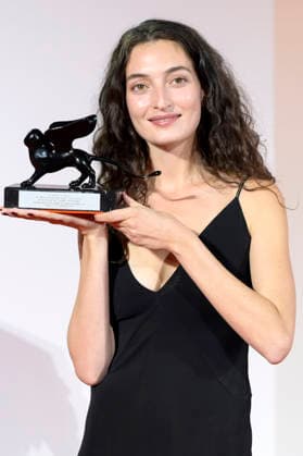 Shaden Safieddine Tazi mit dem den Orizzonti Preis für den besten Kurzfilm Quelques instants de bonheur A Few Moments of Happiness beim Photocall mit den Preistägern der Biennale di Venezia 2026 83. Internationale Filmfestspiele von Venedig vor dem Palazzo del Cinema. Venedig, 12.09.2026